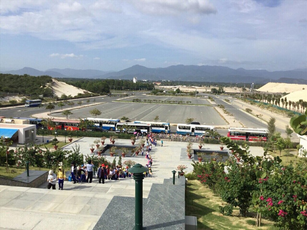 Rất đông các đoàn thể, khách du lịch, học sinh, sinh viên... đã đến Khu tưởng niệm Gạc Ma nhân dịp đầu xuân 2018.