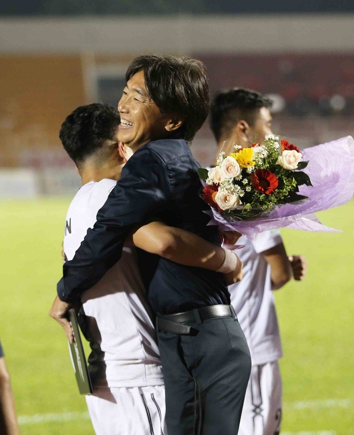 HLV Miura tỏ ra vui mừng khi trò cưng của mình mang về chiến thắng cho đội bóng của ông. Ảnh: Giang Lê