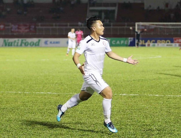 Phi Sơn tỏa sáng với 1 bàn thắng và 1 pha kiến tạo để giúp HLV Miura có được chiến thắng đầu tiên ở san chơi  V.League. Ảnh: Giang Lê