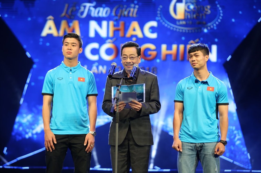Duy Mạnh và Công Phượng thay mặt đội trưởng Xuân Trường trao giải “Nghệ sĩ mới của năm“. Ảnh: BTC