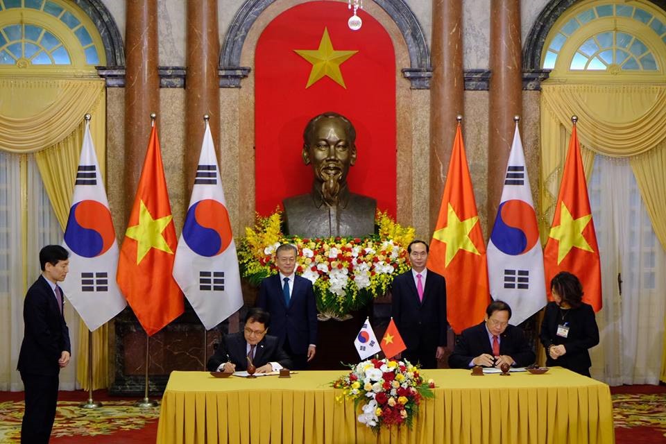 Chủ tịch Nước Trần Đại Quang và Tổng thống Moon Jae-in chứng kiến lễ ký kết văn kiện. Ảnh: Sơn Tùng. 