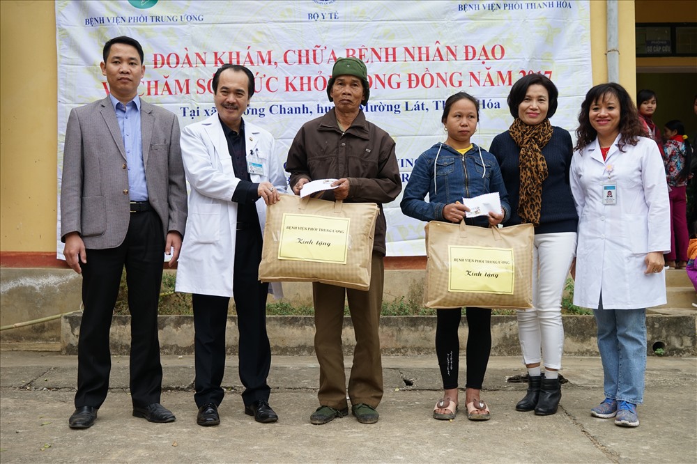 PGS.TS Vũ Xuân Phú - Phó Giám đốc BV (thứ hai từ trái qua) - trao quà của BV Phổi trung ương cho bệnh nhân tại huyện Mường Lát (Thanh Hóa)