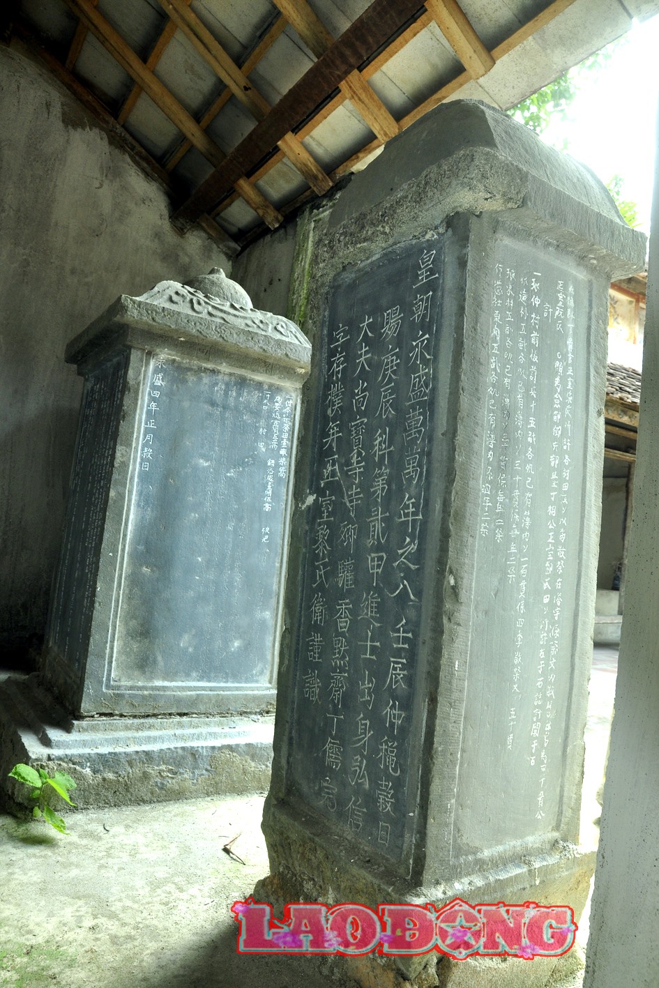 Bia đá cổ trong đền Gôi Vị. Ảnh: Minh Lý