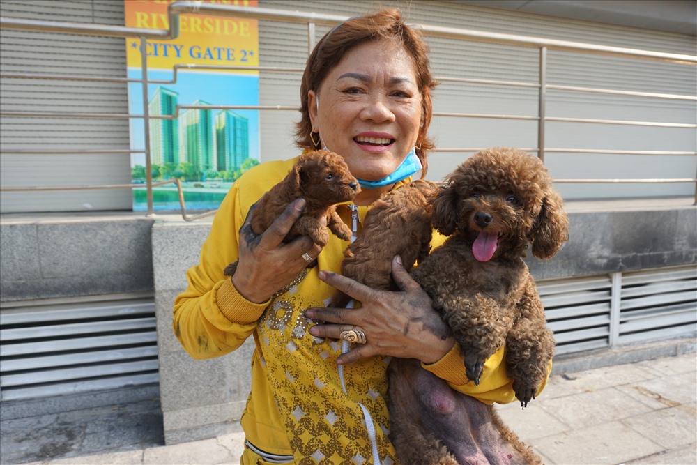 Chị Hương - cư dân sinh sống trên tầng 12 của tòa chung cư Carina Plaza vui mừng tìm lại được con chó thuộc giống Poodle và 4 con chó con sau vụ cháy.