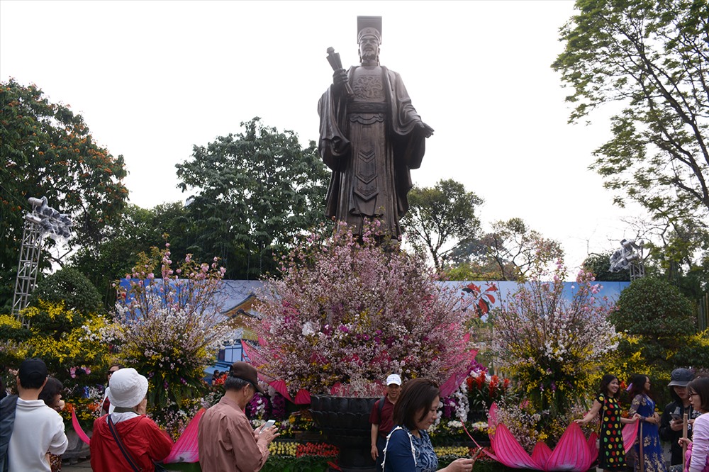 ẢNH 2 ( Phan Anh): Ngay từ sáng sớm, nhiều người đã đổ dồn về khu vực quanh tượng đài Lý Thái Tổ để tận mắt chiêm ngưỡng những bông hoa đến từ đất nước mặt trời mọc.