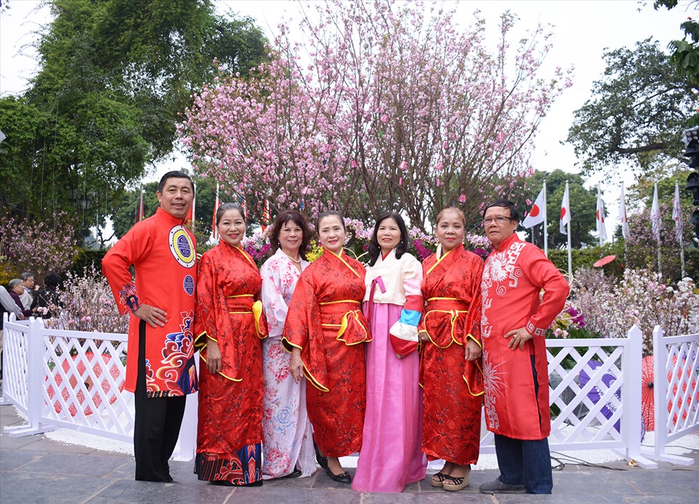 NH 3 ( Phan Anh): Những bộ trang phục truyền thống của Việt Nam và Nhật Bản được nhiều người lựa chọn khi đến với lễ hội năm nay.