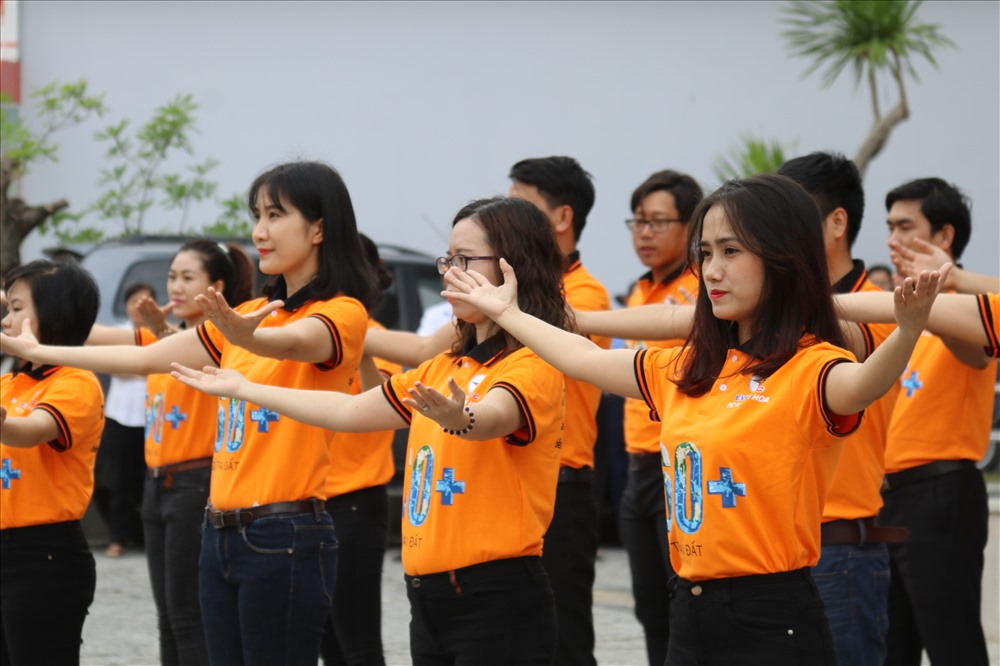 Với thông điệp “Hôm nay tôi sống xanh” các bạn trẻ đang truyền đi thông điệp tiết kiệm điện với đông đảo người dân và du khách khi đến với Nha Trang- Khánh Hòa. Ảnh: T.T