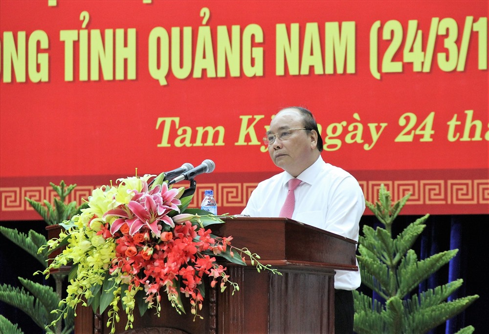 Thủ tướng nói chuyện với cán bộ hưu trí, đại diện các ban ngành tỉnh Quảng Nam. Ảnh: LP