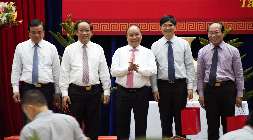 Thủ tướng tặng quà kỷ niệm cho đại diện tỉnh Quảng Nam. Ảnh: LP