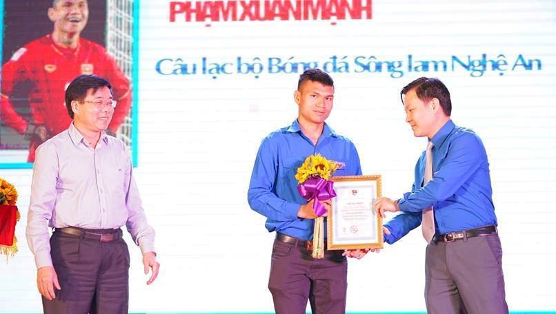 Cầu thủ Phạm Xuân Mạnh và Phan Văn Đức Vinh dự là một trong 22 thanh niên tiêu biểu của tỉnh Nghệ An. Ảnh: HQ