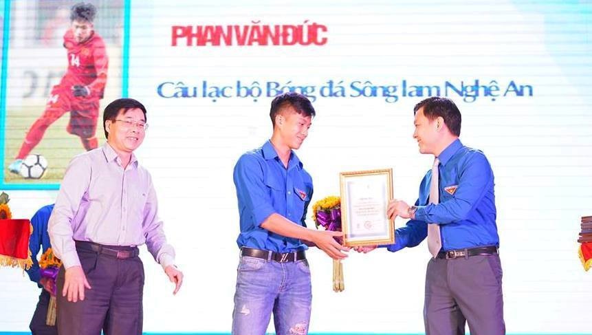 Phan Văn Đức vinh dự nhận giải thưởng của tỉnh Đoàn Nghệ An. Ảnh: HQ