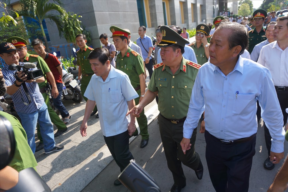 Phó Thủ tướng thường trực Trương Hòa Bình cùng lãnh đạo Bộ công an, lãnh đạo TPHCM đã trực tiếp xuống hiện trường kiểm tra vụ cháy chung cư Carina.