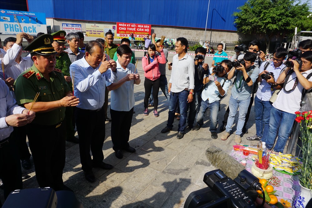 Phó Thủ tướng Thường trực Chính Phủ Trương Hòa Bình và lãnh đạo Bộ công an, TPHCM đã thắp hương và giành một phút mặc niệm cho các nạn nhân thiệt mạng trong vụ cháy chung cư Carina.