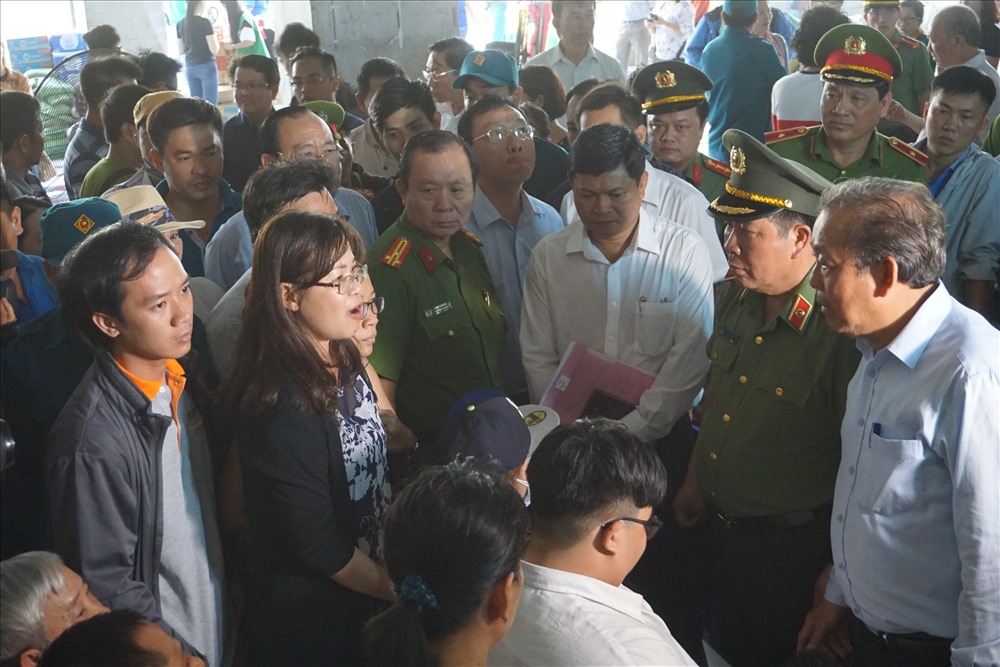 Phó Thủ tướng Trương Hòa Bình lắng nghe tâm tư, nguyện vọng của người dân đang tạm cư.