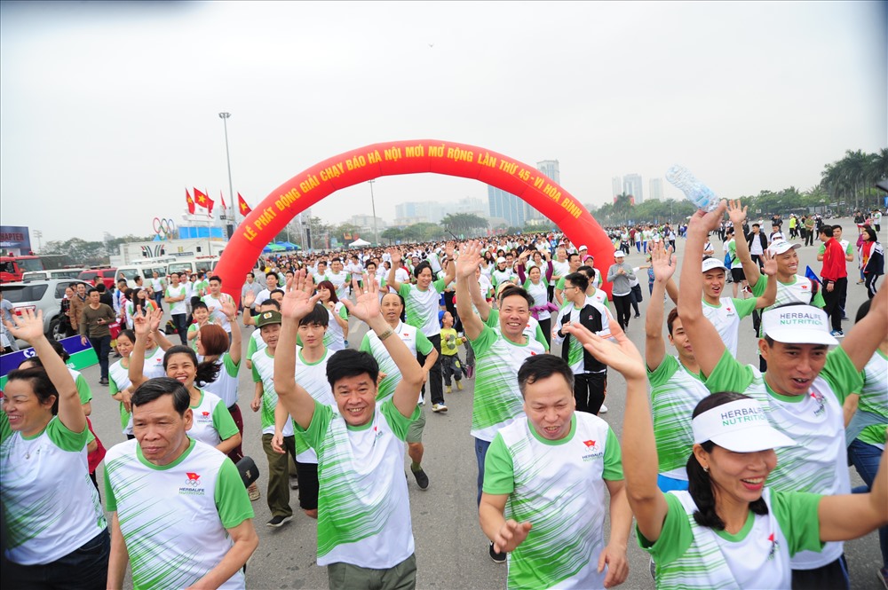 Phó Tổng Cục trưởng Tổng cục Tổng cục Thể dục Thể thao Trần Đức Phấn mong muốn phong trào tập luyện TDTT của TP Hà Nội sẽ ngày càng phát triển thông qua Ngày chạy Olympic. Ảnh: VQ