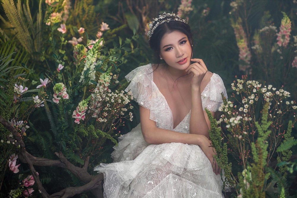 Chiếc váy cưới mà Trang Trần diện trong bộ ảnh này của NTK Chung Thanh Phong.