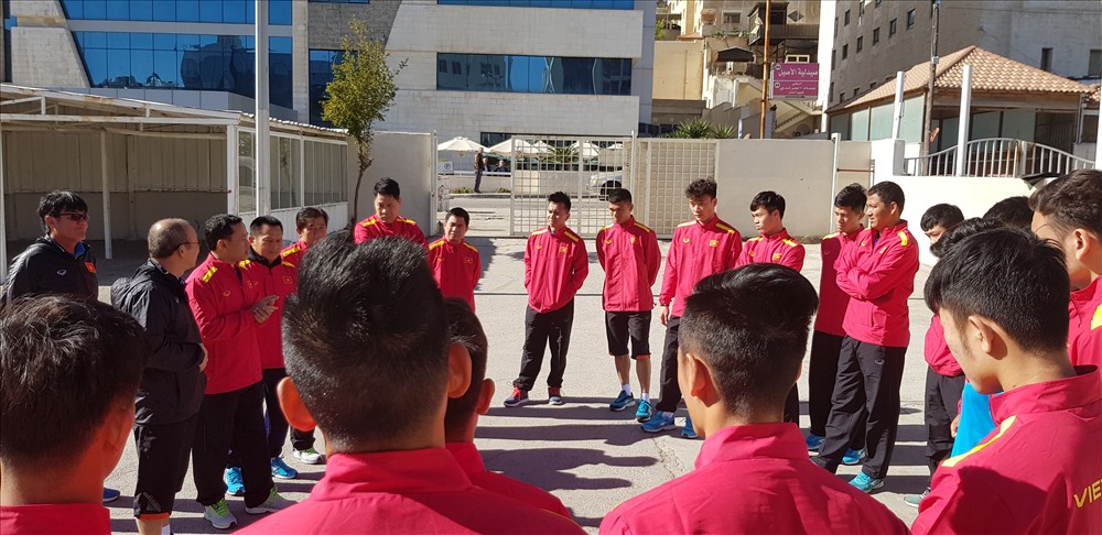 16h00 chiều nay (21h00 giờ Việt Nam), đội tuyển sẽ bước vào buổi tập đầu tiên trên đất khách. HLV Park Hang-seo cũng đã có sự trao đổi bàn bạc kỹ càng để xây dựng giáo án phù hợp nhất nhằm chuẩn bị cho cuộc đọ sức với chủ nhà Jordan trong khuôn khổ lượt trận cuối vòng loại Asian Cup 2019, diễn ra vào chiều 27/3 tới.