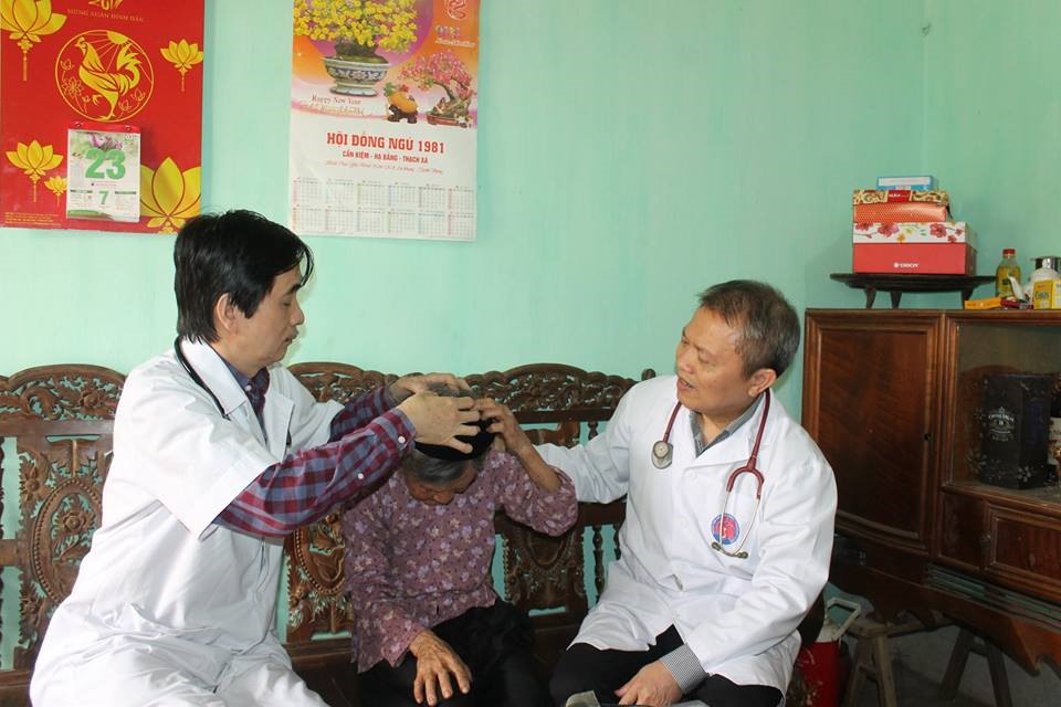GS Lê Ngọc Thành khám bệnh cho người dân xã Cần Kiệm (Ảnh: TX)