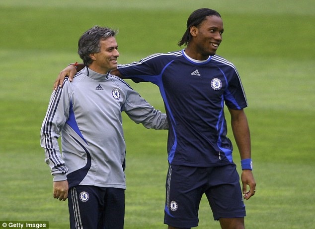 Didier Drogba (phải) và HLV Mourinho (trái) đã gặt hái được nhiều thành công ở Chelsea. Ảnh: Getty Images.