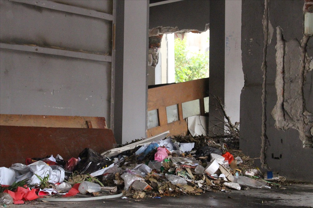 Theo ghi nhận của phóng viên đến thời điểm sáng ngày 25.3, bên trong khu chung cư ngập đầy rác thải bẩn.