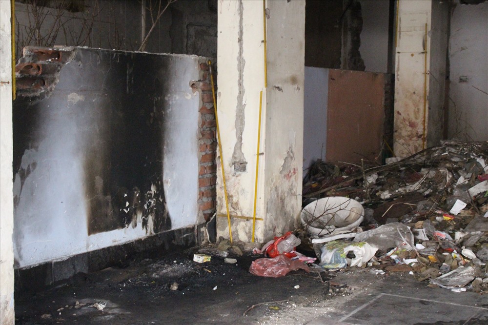 Rác thải từng được xử lý bằng cách đốt cháy, để lại nhiều vệt đen trên tường.
