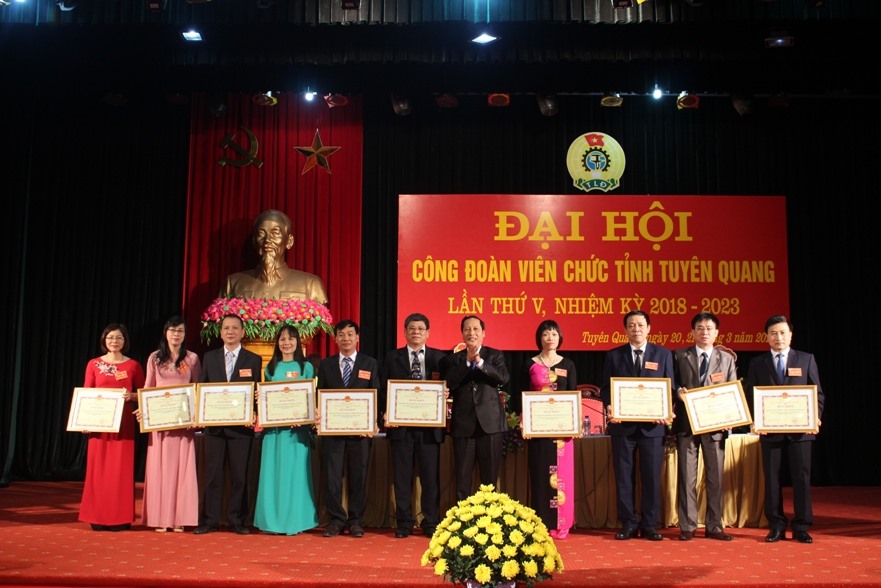 Lãnh đạo Đảng ủy Khối các cơ quan tỉnh Tuyên Quang trao Bằng khen của Chủ tịch UBND tỉnh cho các tập thể có thành tích trong phong trào thi đua yêu nước giai đoạn 2012 - 2017.