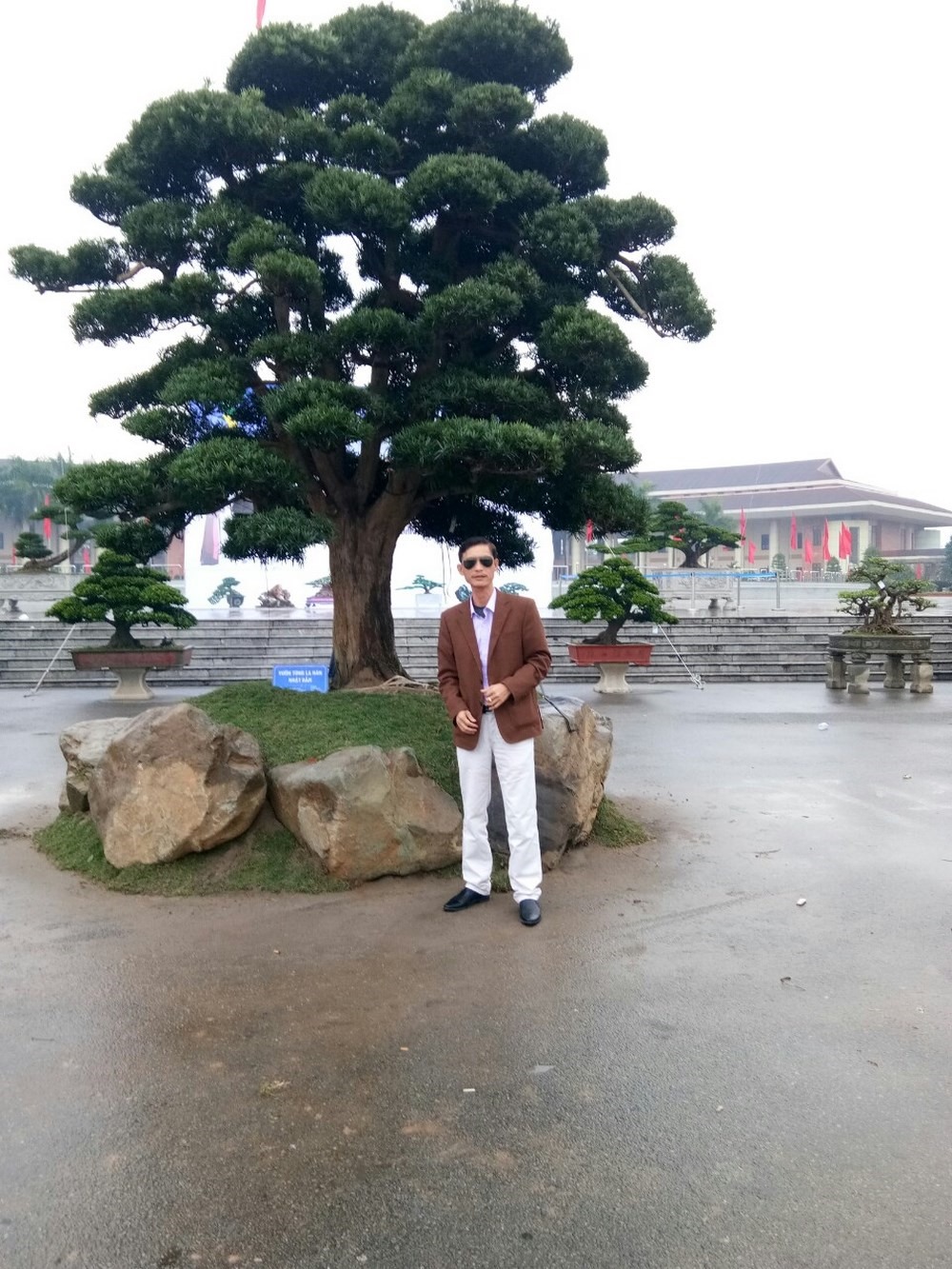 Anh Vũ Xuân Lành chụp cùng với cây tùng đạt giải nhất trong triển lãm hội sinh vật cảnh tại Bắc Ninh