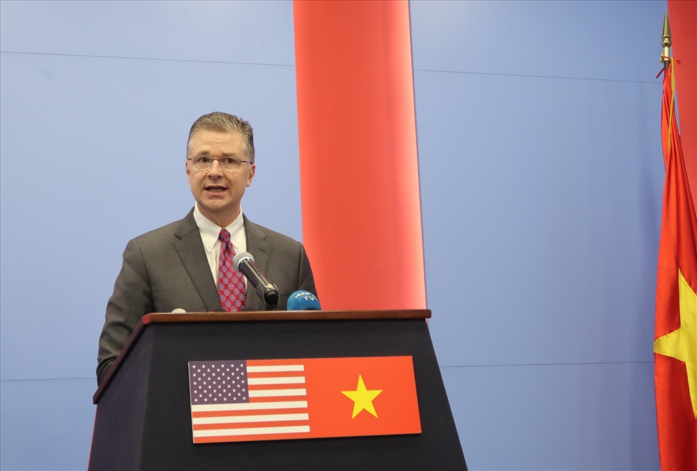 Đại sứ Mỹ Daniel Kritenbrink tại cuộc họp báo ngày 26.3. Ảnh: Vân Anh