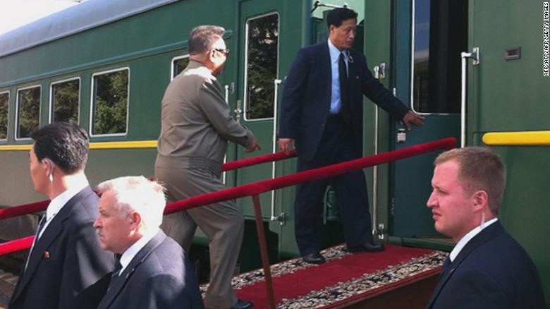 Cố lãnh đạo Kim Jong-il lên tàu tại nhà ga Novobureisky, Nga ngày 21.8.2011. Ảnh: CNN