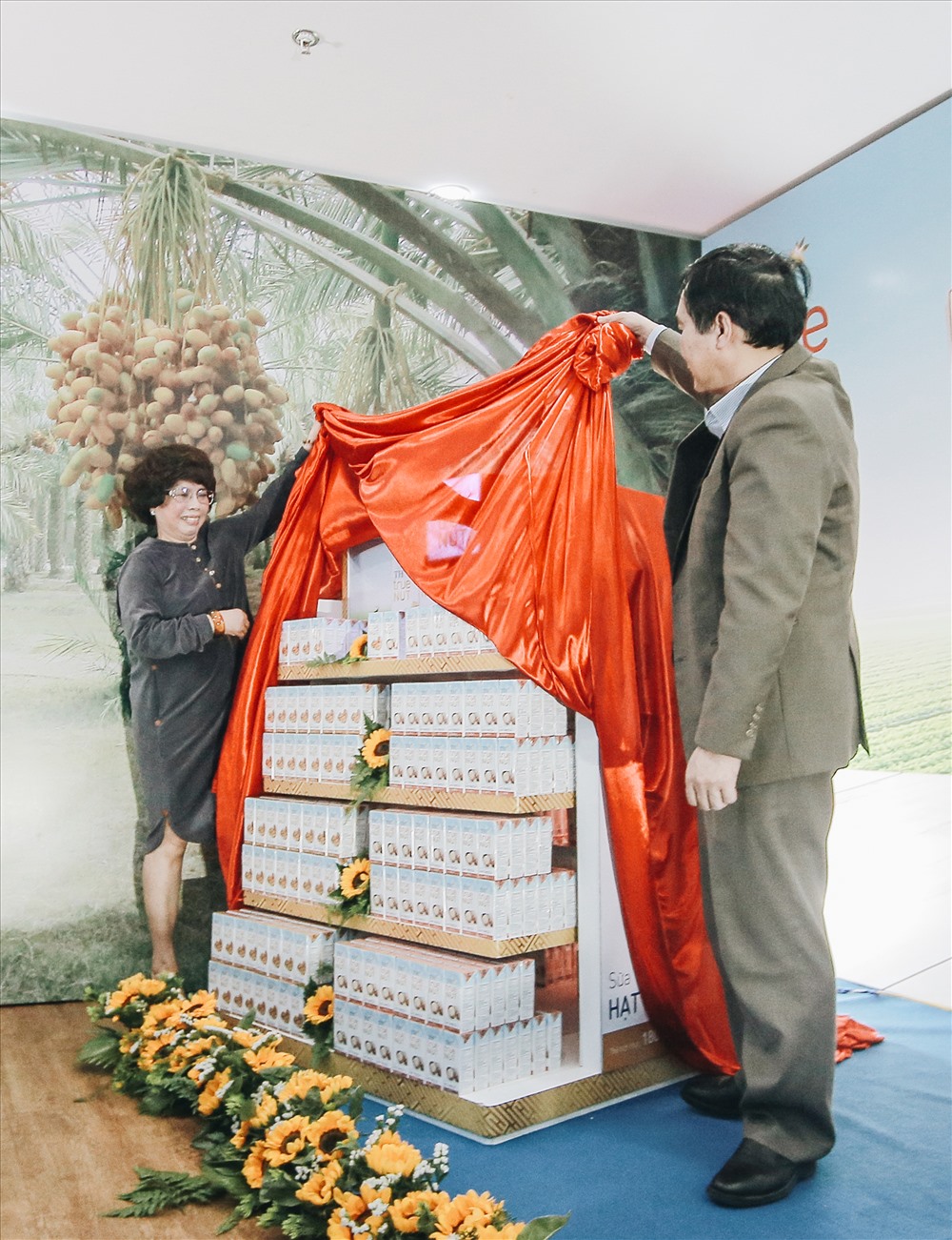 Ông Ngũ Duy Anh, Vụ trưởng Vụ Giáo dục thể chất (Bộ GD-ĐT) cùng bà Thái Hương thực hiện nghi lễ ra mắt sản phẩm sữa hạt cao cấp TH true NUT ngày 17/3.