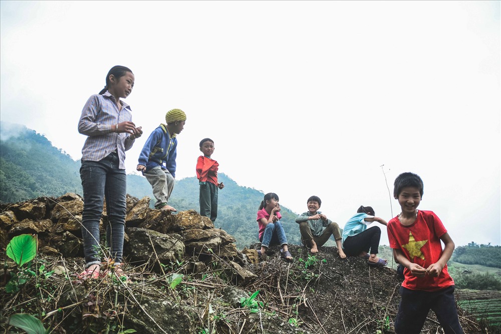 Kết thúc thời gian ở trường, những đứa trẻ lại rong ruổi khắp ngả rừng núi để trở về nhà. Đường về vài cây số luôn văng vẳng tiếng cười đùa, gọi nhau í ới của lũ trẻ, đôi lúc là tiếng hò hét tranh nhau miếng măng rừng nhổ ven đường.