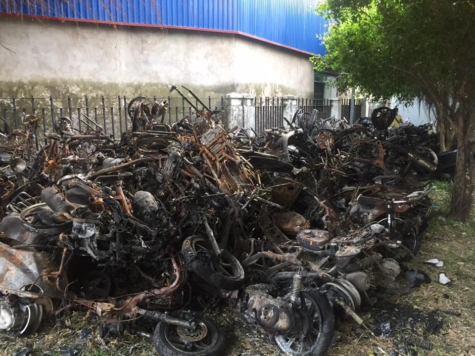 150 xe máy trị giá hàng tỉ đồng của cư dân chung cư Carina Plaza thành đống sắt vụn sau cụ cháy kinh hoàng. Ảnh: Trường Sơn