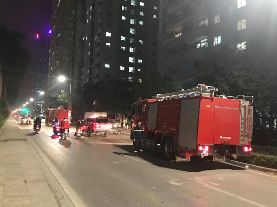 Nhận được tin báo, Phòng CSPCCC số 3 đã huy động 4 xe cứu hoả đến hiện trường để dập lửa. 