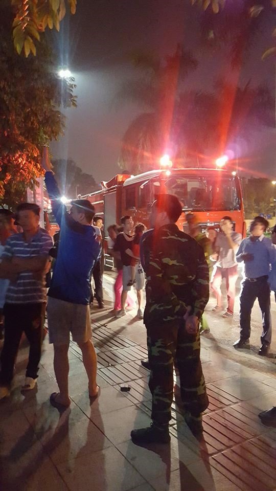 Đến khoảng 22h cùng ngày, đám cháy đã cơ bản được khống chế. Theo chỉ huy Phòng CS PCCC số 3 cho biết, nhận được tin báo, lực lượng đã cử xe cùng lính cứu hỏa đến hiện trường.