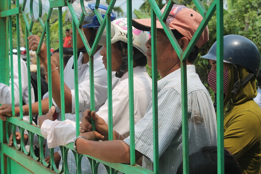 Người dân hiếu kỳ trước cổng UBND xã Sơn Ba. Ảnh: T.H