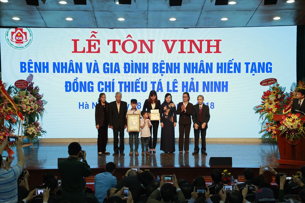 Gia đình người hiến tạng cứu 6 người khác nhận kỉ niệm chương của BYT (Ảnh: PV)
