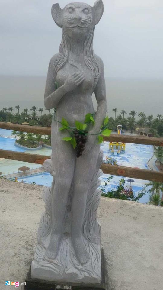 Bức tượng đã được “trút bỏ” bikini và thay bằng chùm nho để che chắn