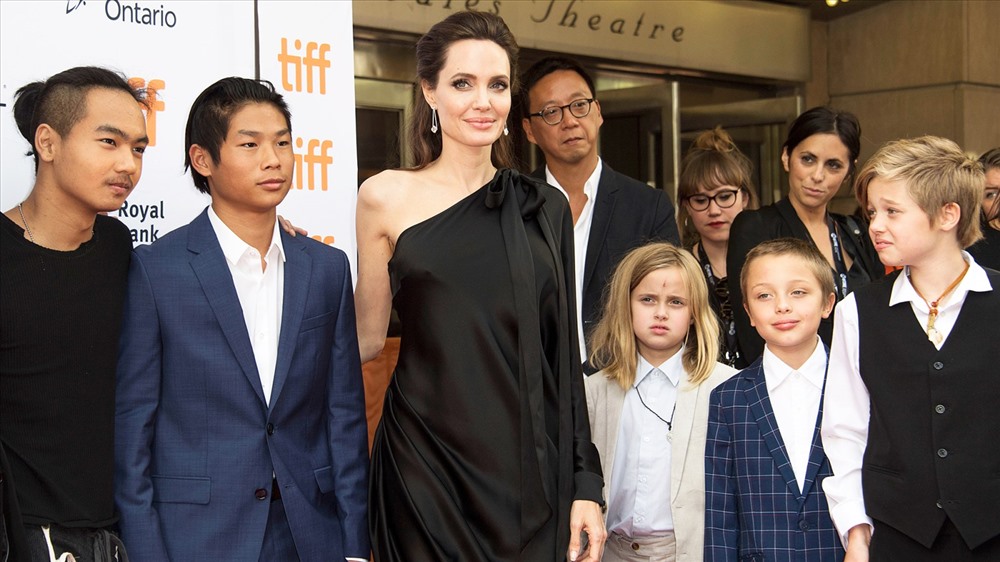 Angelina Jolie cùng các con tham dự liên hoan phim tại Toronto.