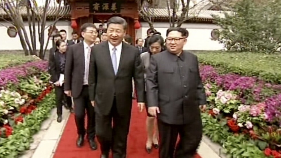 Ông Kim Jong-un tươi cười bên cạnh Chủ tịch Tập Cận Bình. Ảnh: CCTV