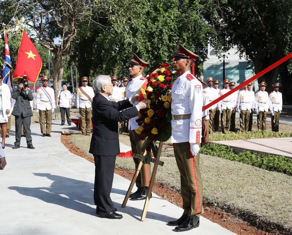 Tổng Bí thư Nguyễn Phú Trọng đặt vòng hoa tại Tượng đài Hồ Chí Minh. (Ảnh: Trí Dũng/TTXVN)