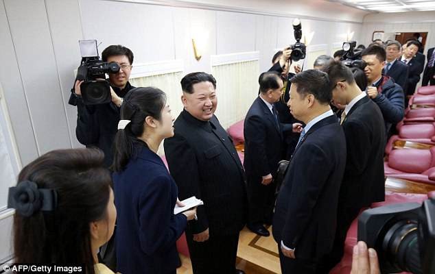 Ông Kim Jong-un tiếp các quan chức trên tàu. Ảnh: AFP