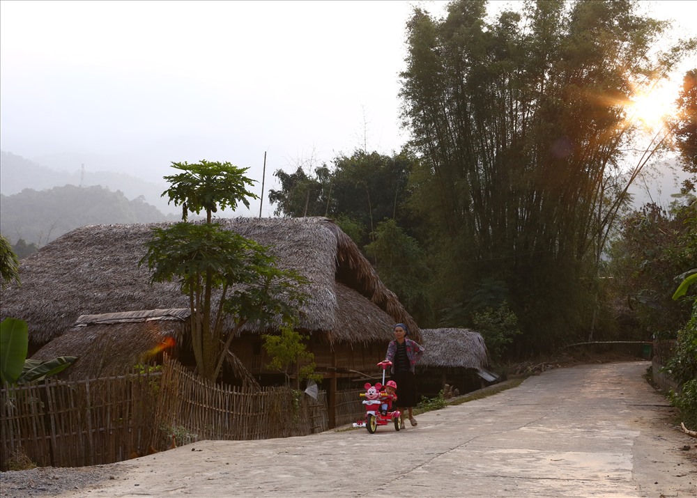 Khung cảnh yên bình buổi chiều ở thôn Tha.