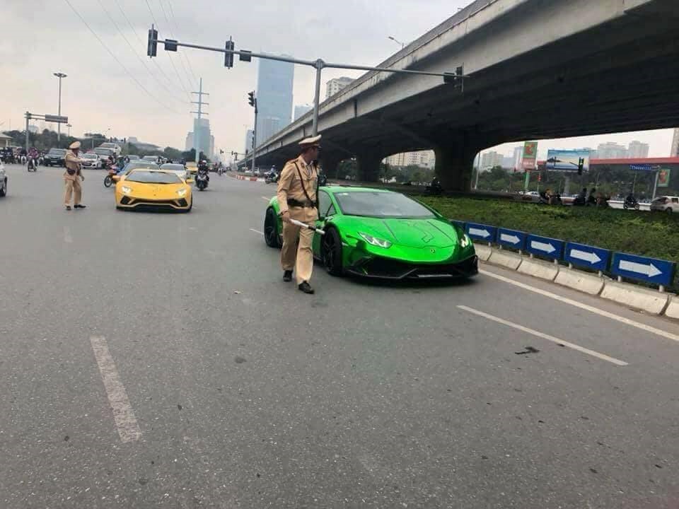 Vào đất Hà Nội, đoàn siêu xe Cường Đôla dẫn đầu bị CSGT 'sờ gáy'