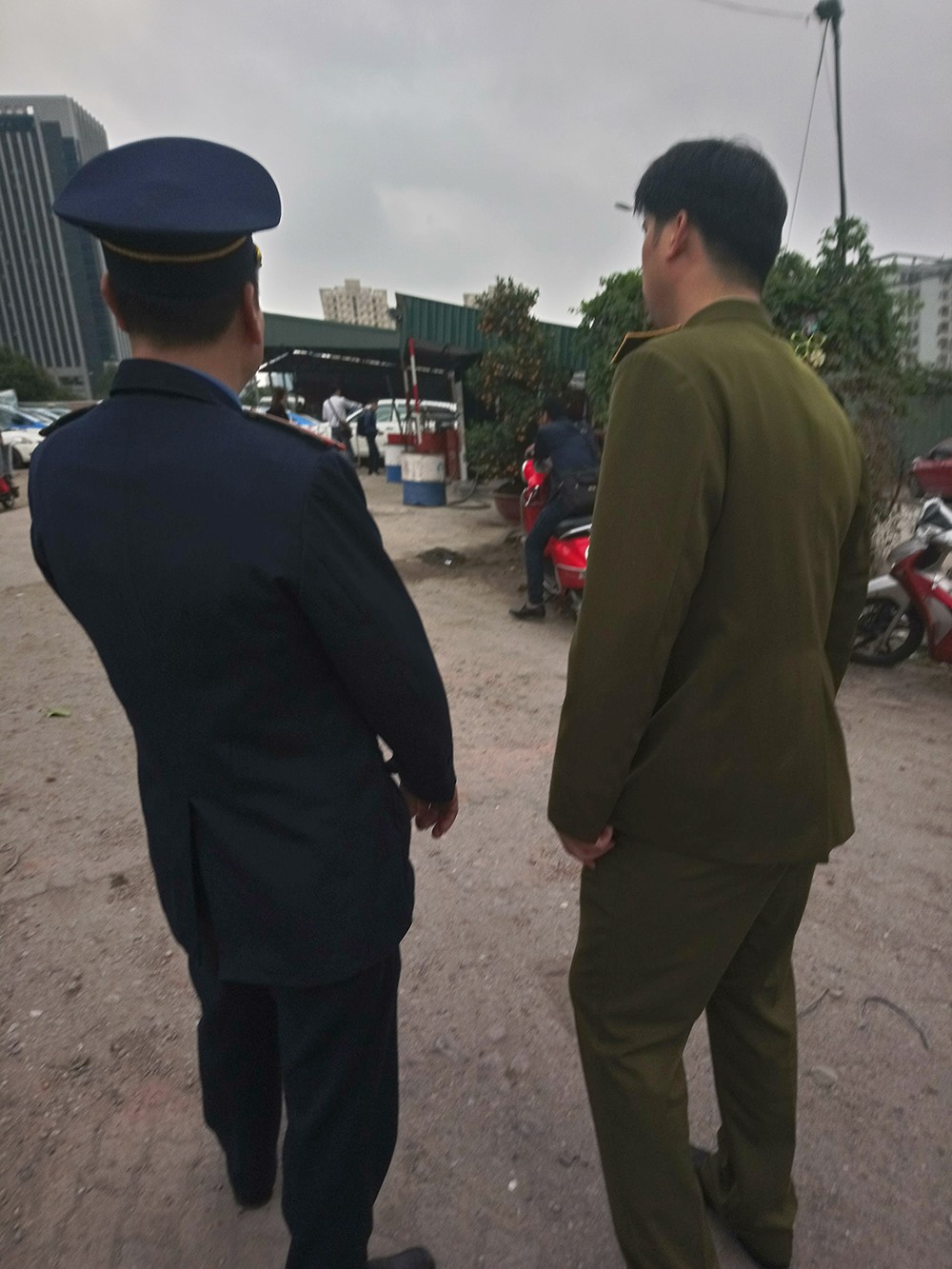Lực lượng chức năng kiểm tra và xử lý cây xăng (dầu) lậu tọa lạc ngay sau Trường tiểu học Nam Trung Yên.. Ảnh: PV.