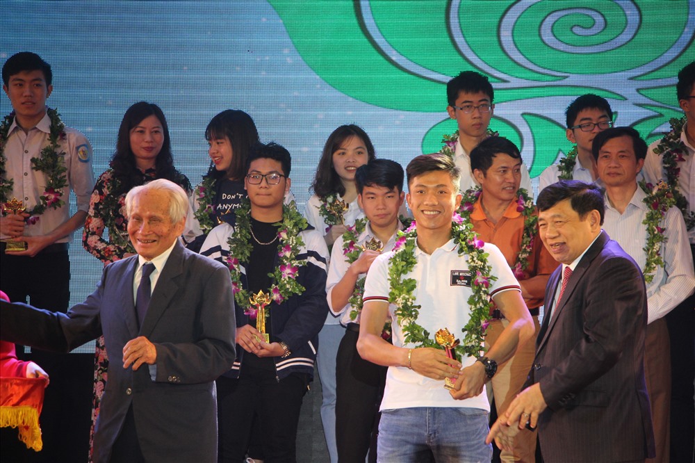 Phan Văn Đức nhận giải thưởng của Qũy Tâm Tài. ảnh:DH