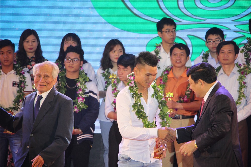 Phạm Xuân Mạnh vinh dự nhận giải thưởng, Nguyễn Công Phượng vắng mặt tại buổi lễ. ảnh:DH