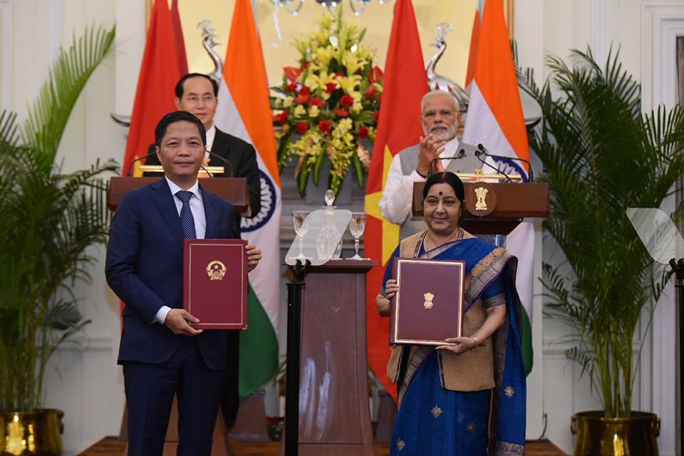 Chủ tịch Nước Trần Đại Quang và Thủ tướng Narendra Modi đã chứng kiến lễ trao đổi các văn kiện hợp tác. Ảnh: BNG Ấn Độ