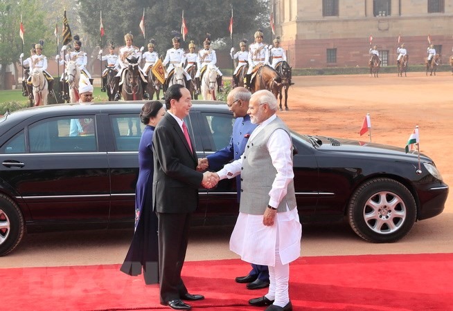 Chủ tịch Nước Trần Đại Quang và Thủ tướng Narendra Modi tại lễ đón. Ảnh: TTXVN.