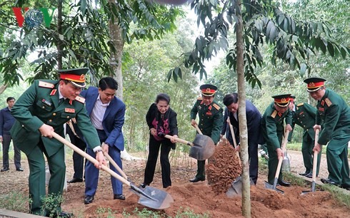 Chủ tịch Quốc hội trồng cây tại Khu di tích K9. Ảnh: VOV