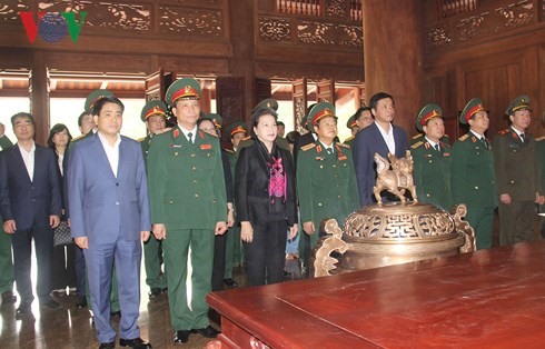 Chủ tịch Quốc hội dâng hoa tưởng nhớ Chủ tịch Hồ Chí Minh. Ảnh: VOV
